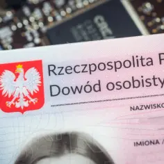 Dowód osobisty dla dziecka online – polski dokument tożsamości z orłem na tle karty elektronicznej.