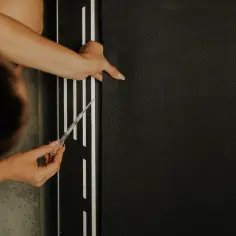 Dłoń z pipetką smaruje bieżnię bieżni.