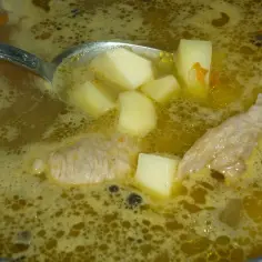Jak ugotować pyszną zupę na surowych żeberkach? Prosty przepis i porady