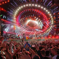 Tłumy na koncercie, scena oświetlona tysiącami świateł, muzycy grają, a nad głowami festiwalowiczów widać kolorową piłkę. To niezapomniany przystanek Woodstock.