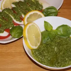 Jak zrobić pesto z bazylii na zimę, aby zachować świeżość i smak