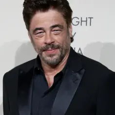 Benicio del Toro, znany z wielu niezapomnianych ról w filmach, prezentuje się elegancko w czarnym garniturze.