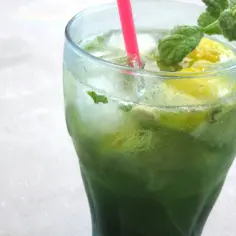 Orzeźwiający drink z Żołądkowej Gorzkiej z miętą i cytryną, podany z różową słomką. Idealny na upalne dni.