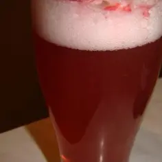 Czerwony napój z pianką, czy piwo z sokiem to profanacja? Tutaj syrop malinowy tworzy orzeźwiającą miksturę.