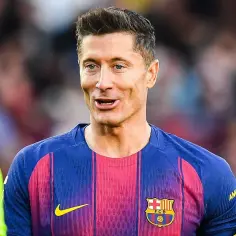 Piłkarz FC Barcelona Robert Lewandowski w niebiesko-bordowej koszulce.