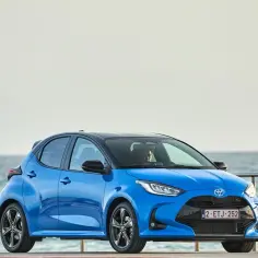 Niebieskie auto miejskie, idealne auto do 50 tys. zł, stoi nad morzem.