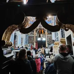Wnętrze kościoła, tłum wiernych, ołtarz, malowidła. Święta Lipka - atrakcje duchowe i architektoniczne.