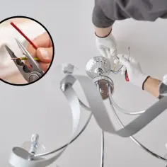 Instalacja lampy na suficie bez wiercenia. Elektryk w białych rękawiczkach podłącza przewody. W kółku obok widać obcinanie kabla.