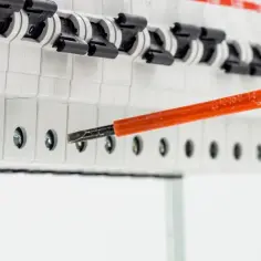 Jak wyciągnąć bezpiecznik bez ryzyka uszkodzenia instalacji elektrycznej