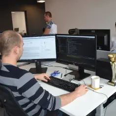 Praca po socjologii może prowadzić do analizy danych i tworzenia raportów, jak ci programiści.