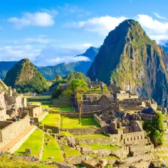 Machu Picchu, starożytne miasto Inków, wznosi się na tle zielonych gór.