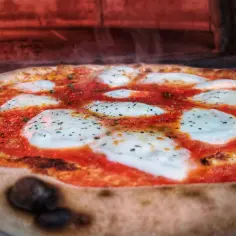 Gorąca pizza z ciągnącym serem i sosem pomidorowym. Czy pizza jest lekkostrawna? Ta wygląda apetycznie!