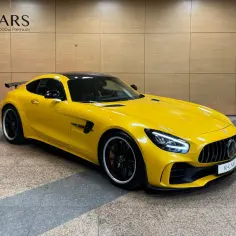 Żółty Mercedes-AMG GTR z czarnym dachem i spoilerem, prezentowany w salonie R-CARS.