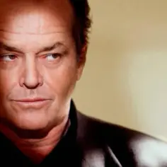 Jack Nicholson, ikona kina, w zbliżeniu. Jego spojrzenie sugeruje głębię postaci z niezapomnianych jack nicholson filmów.