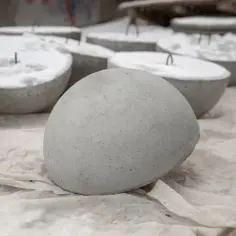 Ozdoby do ogrodu z cementu czy betonu – co wybrać dla trwałości?