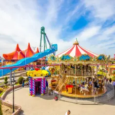 Energylandia atrakcje dla dzieci do 120 cm: kolorowa karuzela, zjeżdżalnia i inne atrakcje wesołego miasteczka.