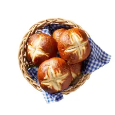 Koszyk z bułkami bawarskimi i niebiesko-białą kratką.