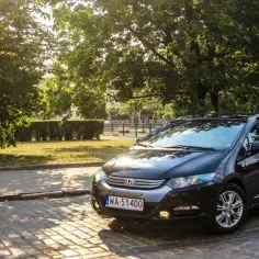 Honda Insight czy warto kupić? Sprawdź zalety i wady tej hybrydy
