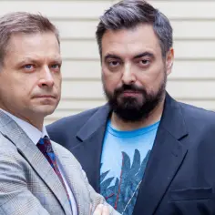 Bracia Sekielscy, twórcy poruszającego film braci sekielskich, prezentują swoje charakterystyczne spojrzenia.