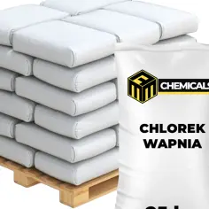 Duża torba z napisem "CHLOREK WAPNIA" obok stosu białych worków na palecie.