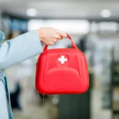 Czego nie powinno być w apteczce, aby uniknąć niebezpieczeństw?