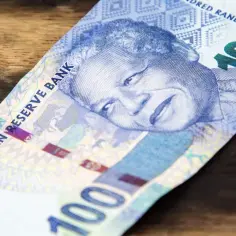 Portret Nelsona Mandeli na banknocie 100 randów, waluta RPA.