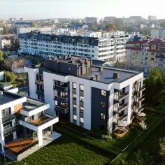 Nowoczesne budynki mieszkalne w Radomiu. Inwestycje deweloperskie z balkonami i zielenią.