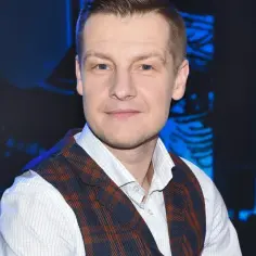 Rafał Mroczek w kratowanej kamizelce, myślący o swojej żonie i dzieciach.