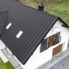 Cena blachy na dach za m2: Porównanie kosztów i rodzajów pokryć
