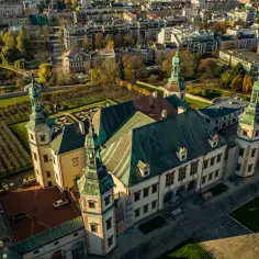 Pałac Biskupów Krakowskich w Kielcach: historia, zwiedzanie i praktyczne wskazówki