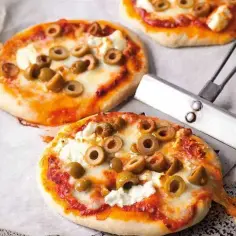 Jakie sery wybrać do pizzy serowej, aby zachwycić smakiem?
