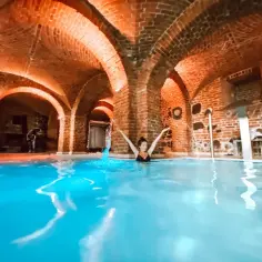 Najlepsze hotele w zamku z basenem na wymarzone wakacje