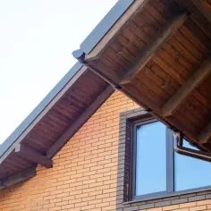 Jak malować podbitkę dachową krok po kroku, aby uniknąć błędów.
