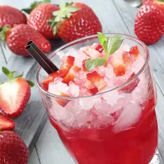Pyszny drink z mrożonych truskawek i wódki, który musisz spróbować