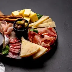 Jak ułożyć przekąski na talerzu, aby zachwycić gości i uniknąć chaosu