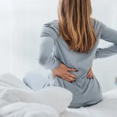 Ból pleców – kiedy warto udać się do lekarza, a kiedy można leczyć domowymi sposobami?