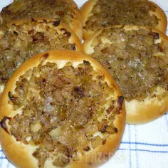 Pyszne ciasto cebulak krok po kroku. Prosty przepis na domowy wypiek