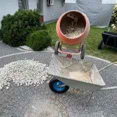 Jak wyczyścić kamyczki w ogrodzie i przywrócić im dawny blask?