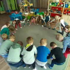 Zabawy integracyjne dla 3 latków, które rozwijają i bawią bez stresu