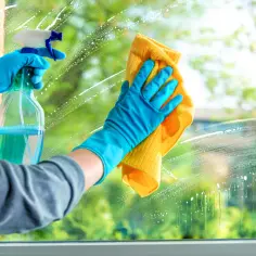 Jak czyścić okna plastikowe efektywnie i uniknąć typowych błędów