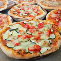 Jak zrobić szybko pizzę w domu bez drożdży – prosty przepis w 30 minut