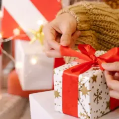 Co kupić pod choinkę przyjaciółce? 10 pomysłów, które zachwycą
