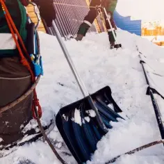 Jak usunąć śnieg z dachu bez uszkodzeń i zagrożeń dla bezpieczeństwa
