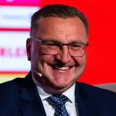Ile zarabia Michniewicz? Szokujące fakty o jego pensji jako trenera