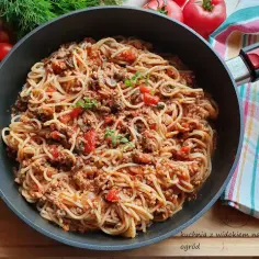 Pyszne spaghetti z mięsem mielonym i pieczarkami w 30 minut