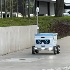Roboty dostawcze przyszłością transportu: jak działają i co potrafią