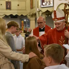 Jak biskup udziela bierzmowania - przebieg ceremonii i istotne elementy