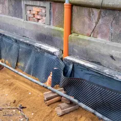 Jak skutecznie zaizolować stary fundament i uchronić budynek przed wilgocią