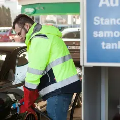 CNG i hybryda - co to jest i jakie mają zalety dla kierowców?