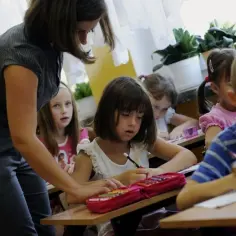 Ile zarabia pedagog szkolny? Zarobki i czynniki wpływające